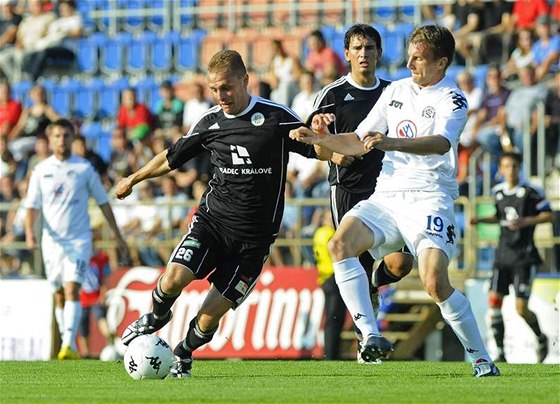 Roman Fischer z Hradce Králové se snaí prosadit pes bránícího  Radka Mezlíka ze Slovácka. 