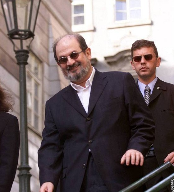 Spisovatel Salman Rushdie se prochází po Praze, kde se zúastnil Festivalu