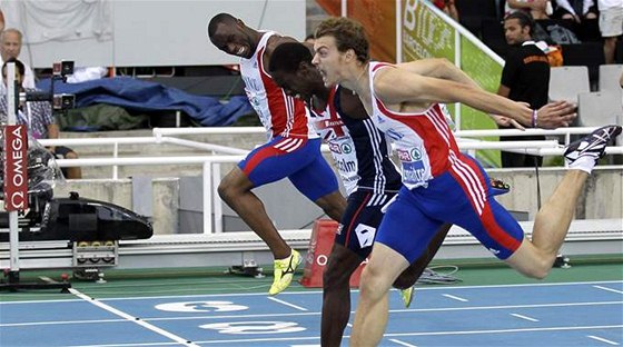 Francouzský sprinter Christophe Lemaitre (vpravo) a jeho tsné vítzství ve finále závodu na 200 metr na ME. O setinu porazil Brita Malcolma (uprosted)