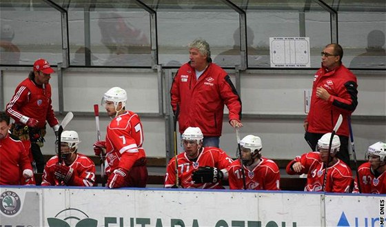 Hokejový trenér Milo íha na stídace Spartaku Moskva