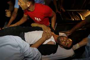 Jeden ze zranných po útoku izraelského letectva na Pásmo Gazy. (30. ervence 2010)