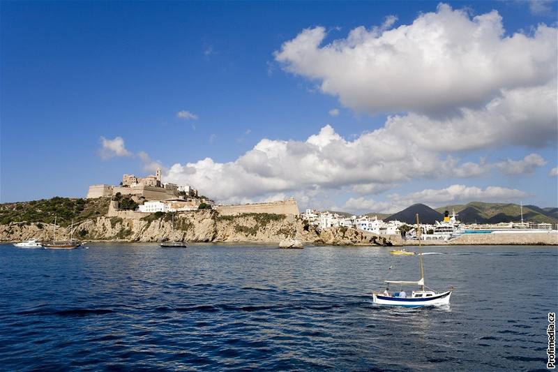 Ibiza a stejnojmenné hlavní msto, pohled na Staré msto, pevnost a hradby
