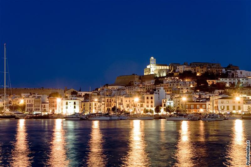 Ibiza a stejnojmenné hlavní msto, Dalt Vila - noní pohled na Staré msto