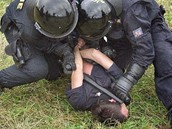 Policisté kopali a tloukli mladíka leícího na zemi. Ilustraní foto.