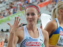 PT. Denisa Rosolov ukazuje, jak umstn vybojovala ve finle zvodu na 400 m.