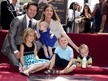 Herec Mark Wahlberg s rodinou u sv hvzdy na hollywoodskm chodnku slvy