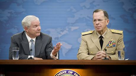 Americký ministr obrany Robert Gates (vlevo) a éf amerického sboru náelník táb admirál Mike Mullen. 