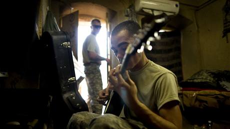 Americký výsadká si krátí dlouhou chvíli na základn poblí Kandaháru  hrou na kytaru