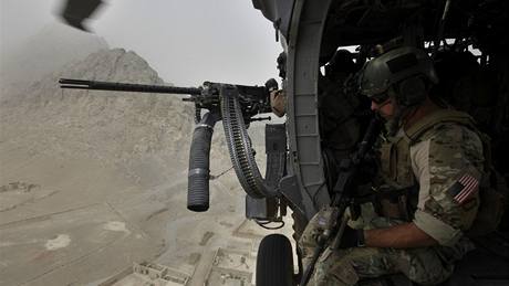 Amerití vojáci pelétávají v helikoptée nedaleko Kandaháru.