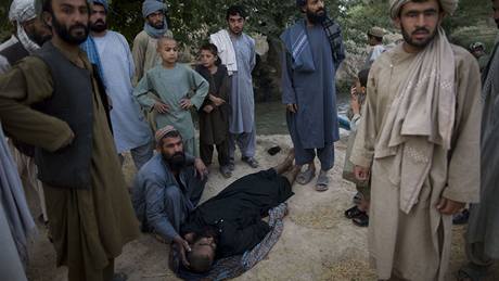 Afghánci kolem tla mue, kterého údajn zastelili amerití vojáci