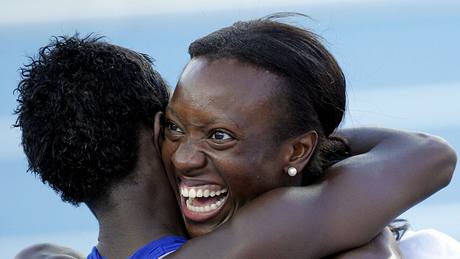 Francouzská vítzka závodu na 200 m Myriam Soumaréová (vlevo) slaví zlato spolu s krajankou Mangovou.