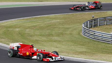 Fernando Alonso ze stáje Ferrari ped Lewisem Hamiltonem z McLarenu pi tréninku na Velkou cenu Maarska.  