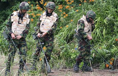 Jihokorejtí vojáci hledají u beh ek vyplavené miny z KLDR (1. srpna 2010)
