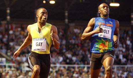 PORAEN. Svtov rekordman Usain Bolt (vpravo) poprv po dvou letech prohrl, porazil ho Amerian Tyson Gay.