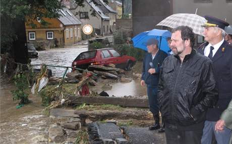 Ministr Radek John v oblastech postiených povodní. (8. srpna 2010)