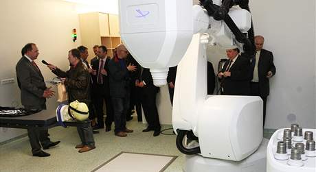 V Ostrav funguje nový ozaovací pístroj, který ulehí boj proti rakovin.