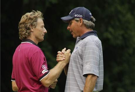 Bernhard Langer (vlevo) a Fred Couples pi seniorskm US Open