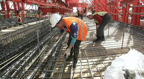 Souástí rozsáhlé rekonstrukce perovského elezniního uzlu bude také kompletní výmna mostu. Ilustraní foto