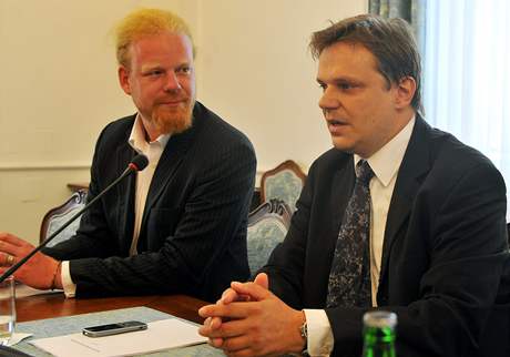 lenové Národní ekonomické rady vlády Tomá Sedláek (vlevo) a Pavel Kohout.