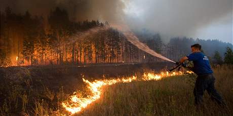 Plameny ruskch por pohlcuj destky tisc hektar lesa