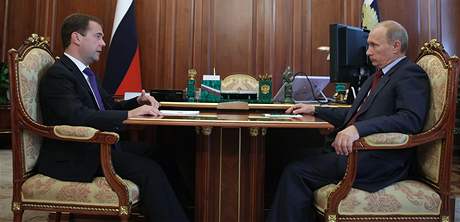 Rusk prezident Dmitrij Medvedv (vlevo) s premirem Vladimirem Putinem