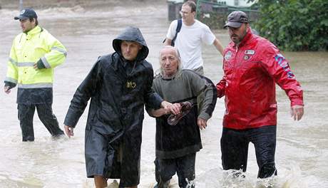 Evakuace lidí pi povodni v Chrastav