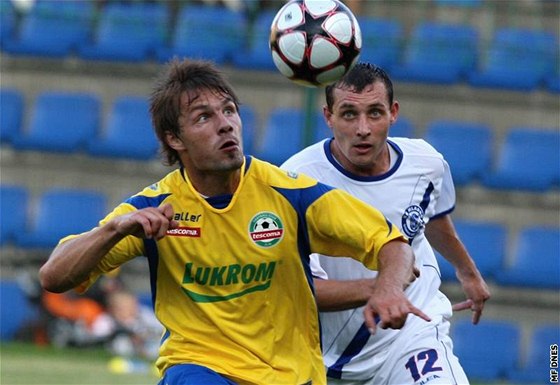 Zlínský fotbalista Michal rom hlavikuje mí v zápase druhé ligy proti Kladnu.