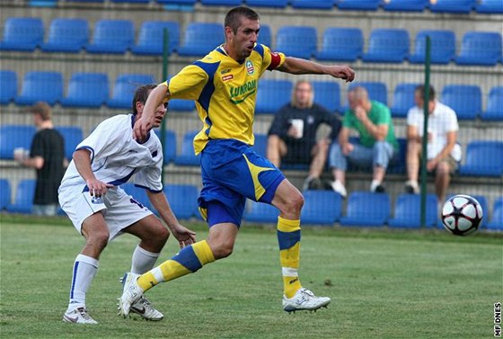 Zlínský fotbalista Ivo Zboínek (vpravo) odehrál mí ped kladenským soupeem v utkání druhé ligy.