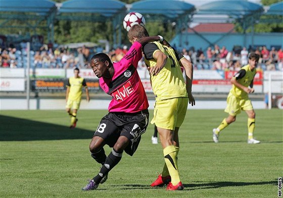 SOUBOJ. Sparanský fotbalista Jan Krob (vpravo) hlavikuje mí ped eskobudjovickým Hudsonem.