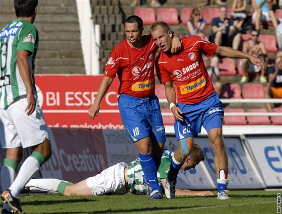 Zleva plzetí fotbalisté Pavel Horváth a Daniel Kolá, autoi gól v utkání s Bohemians 1905