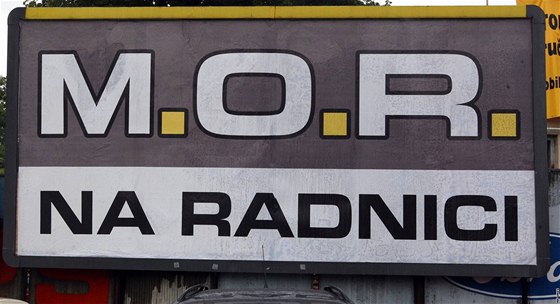 Nové hnutí ve Zlín na sebe upozornilo billboardy pouze s nápisem M.O.R. na radnici.