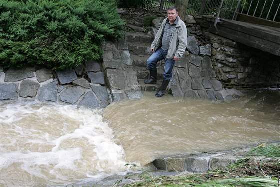 Zniený mostek v Junáckém údolí ve Vranov nad Dyjí (7. srpen 2010)