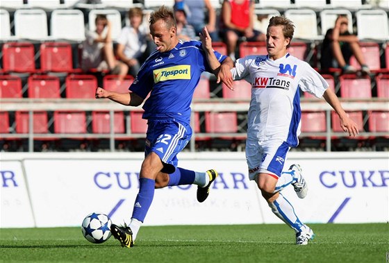 Olomoucký útoník Jakub Petr (vlevo) stílí gól, neuhlídal ho Alois Hyka z Ústí nad Labem