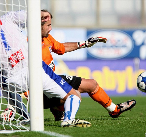 Radim Novák, branká fotbalist Ústí nad Labem, zasahuje