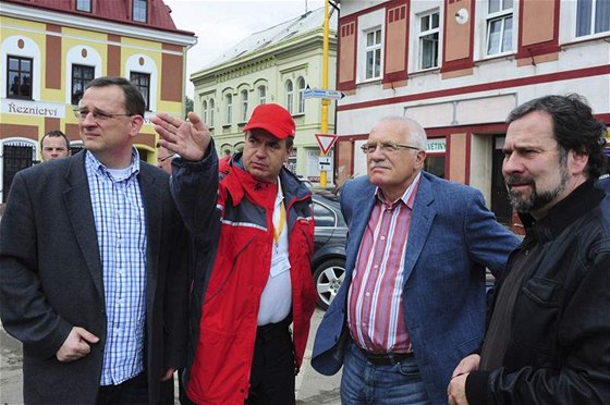 Premiér Petr Neas, hejtman Libereckého kraje Stanislav Eichler, prezident Václav Klaus a ministr Radek John na námstí v Chrastav. (8. srpna 2010)