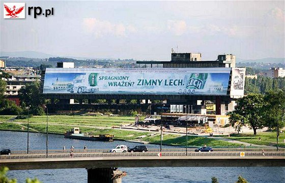 Nedaleko hradu Wawel v polském Krakov se objevil reklamní billboard s pivem Lech.