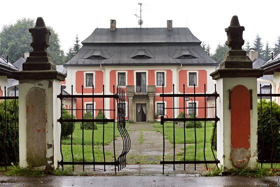 Zámeek Karltejn nedaleko Svratouchu leí pesn na evropském rozvodí.