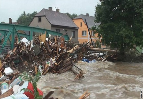 Srpnová povode se Frýdlantem pehnala niivou silou.