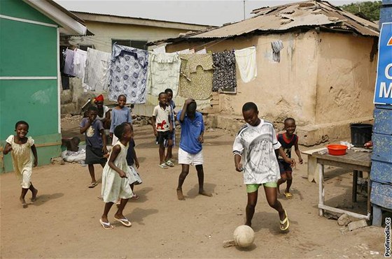 FOTBAL V ULICÍCH ACCRY. Ghantí talenti zaínají velijak, fotbal je v mnohdy nevlídné africké realit zábavou, útchou, ale i cestou k lepímu ivotu. 