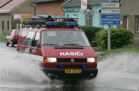 V budoucnu by mli být záchranái i Olomouané ped povodní varováni mnohem lépe. Na snímku ulice Novosadská zaplavená po pívalových detích.