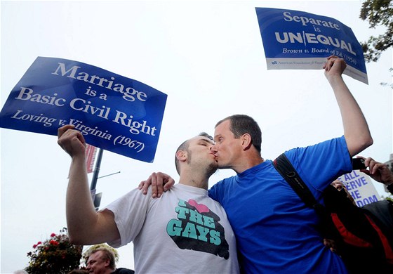 Ped soudní budovou ekaly na výrok tribunálu tisíce homosexuálních pár