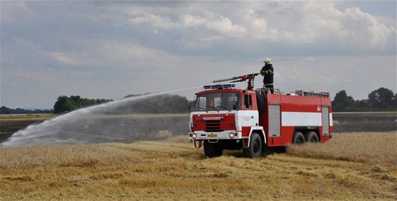 Horký výfuk zpsobil poár, který zniil pt hektar pole. koda dosáhla padesáti tisíc korun.