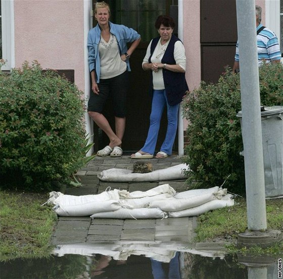 Na nkterých místech v Olomouci staí prudké det a lidé u se musí bát, e jim do domu vtrhne voda. Na snímku zaplavená ulice Novosadská po bleskové povodni na zaátku srpna.