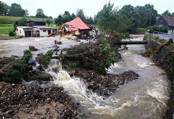 Povode napáchala v Hemanicích obrovské kody (snímek krátce po opadnutí hlavní vlny).