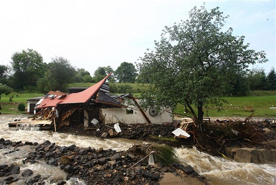 Záplavy pipravily o obydlí stovky lidí
