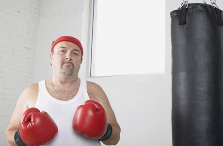 Tv tv svmu vku se star mui dopoutj ne zcela dstojnch kousk