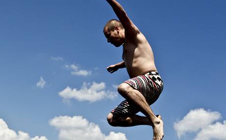 V nesoutn sti jedenctho ronku otevenho mistrovstv republiky ve skocch do vody High Jump si zaskkal i redaktor MF DNES Pavel Eichler