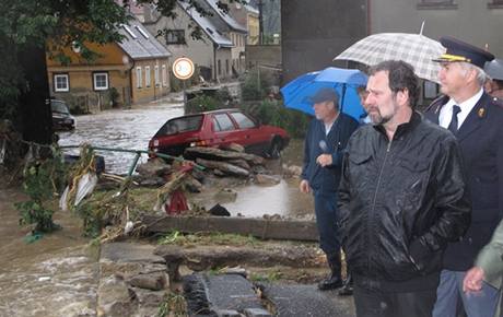 Ministr Radek John v oblastech postiench povodn. (8. srpna 2010)