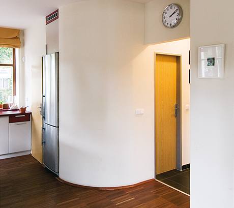 Zaoblen mstnosti s WC a sprchovm koutem vestavn pod schody navozuje stavebn zvyklosti 30. let a zrove pispv k pocitu provzanosti prostor