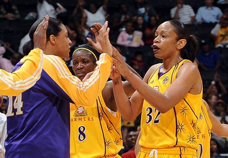 Tina Thompsonová (vpravo) z Los Angeles Sparks přijímá gratulace od spoluhráček DeLishy Milton-Jonesové (uprostřed) a Lindsay Wisdom-Hyltonové. Stala se nejlepší střelkyní v historii WNBA. Tina Thompsonová (vpravo) z Los Angeles Sparks přijímá gratulace od spoluhráček DeLishy Milton-Jonesové (uprostřed) a Lindsay Wisdom-Hyltonové. Stala se nejlepší střelkyní v historii WNBA.